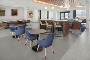 a restaurant with tables and chairs and a bar at TownePlace Suites by Marriott Columbus in Columbus