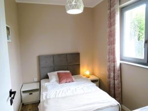 コウチェボにあるComfortable holiday home for 10 peopleのベッドと窓のある小さな寝室