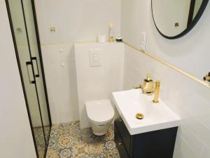 コウチェボにあるComfortable holiday home for 10 peopleの洗面台、トイレ、鏡のあるバスルーム +20枚の写真