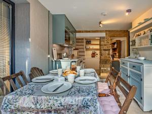 Η κουζίνα ή μικρή κουζίνα στο 3 Bed in Montacute 92227