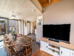 TV a/nebo společenská místnost v ubytování Bastogne Farmhouse Escape