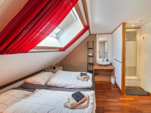 Postel nebo postele na pokoji v ubytování Bastogne Farmhouse Escape