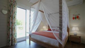 Un pat sau paturi într-o cameră la Villa créole avec piscine privée et vue mer +38 fotografii