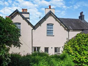 una casa blanca con una chimenea encima en 1 Bed in PENMAENMAWR 95495, en Penmaen-mawr