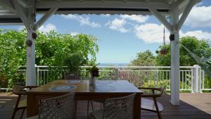 Un balcon sau o terasă la Villa créole avec piscine privée et vue mer