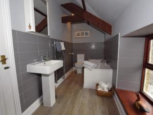 Koupelna v ubytování 3 Bed in Embleton 94195 + 22 fotografií