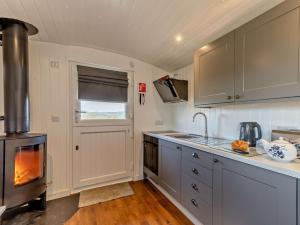 Η κουζίνα ή μικρή κουζίνα στο 1 Bed in Charmouth 90055 +3 φωτογραφίες