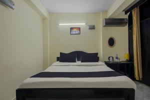 Rúm í herbergi á Hotel O Malhotra BnB
