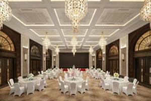 une salle de banquet avec des tables et des chaises blanches et des lustres dans l'établissement Grand New Century Resort, Changxing, A Tribute Portfolio Resort, à Guzhu 68 autres photos