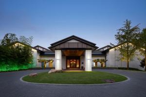 une grande maison avec une cour herbeuse dans l'établissement Grand New Century Resort, Changxing, A Tribute Portfolio Resort, à Guzhu