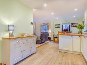 Et opholdsområde på Bunchrew Farm Cottage + 19 billeder