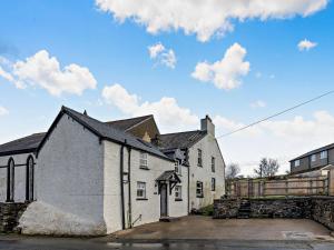 Yspytty-Ifanにある2 bed in Betws Y Coed 77744の青い空を背景にした古い白い建物 +12枚の写真