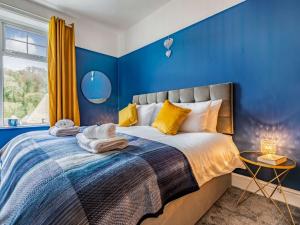 Ένα ή περισσότερα κρεβάτια σε δωμάτιο στο 4 Bed in Combe Martin 87619
