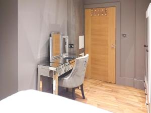 a desk with a computer and a chair in a room at The Inn And Around in Kenton