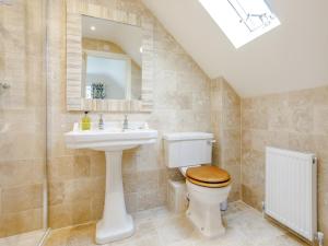 un baño con inodoro y lavabo en 3 Bed in Dorchester 75244, en Frampton 22 fotos más