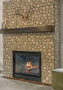 Fotografie z fotogalerie ubytování Pine-Time Retreat Near Downtown with Hot Tub! v destinaci Flagstaff