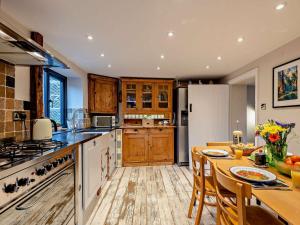 Η κουζίνα ή μικρή κουζίνα στο 3 Bed in Blakeney 75010