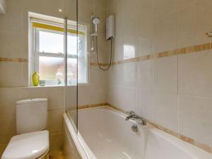 a bathroom with a tub and a toilet and a window at 2 Bed in Bellingham 89086 in Bellingham +13 photos