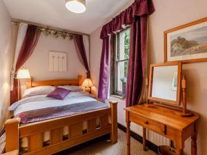 a bedroom with a bed and a window at 2 Bed in Bellingham 89086 in Bellingham