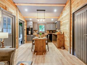 een keuken met houten wanden en een tafel in een kamer bij 1 Bed in Christchurch 91944 in Ringwood
