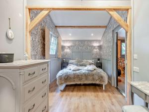 een slaapkamer met een bed en een houten vloer bij 1 Bed in Christchurch 91944 in Ringwood