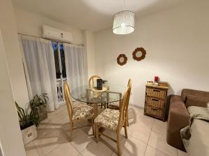 a dining room with a glass table and chairs at En el Corazón de la Quinta. in Villa Marini