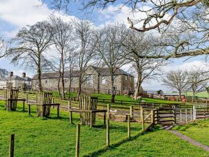 a field with a fence and trees and a building at 2 Bed in Launceston 95236 in Saint Giles on the Heath