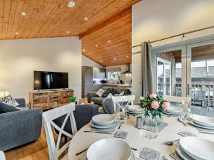 TV a/nebo společenská místnost v ubytování 3 Bed in Padstow 43079