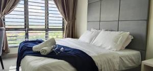 Un dormitorio con una cama grande con ventana. en Seri Austin 16pax 4bedroom 4bathroom, en Johor Bahru