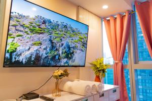 TV a/nebo společenská místnost v ubytování Modern 1BR in Uptown BGC