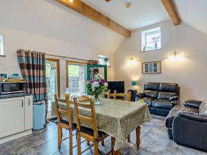 Η κουζίνα ή μικρή κουζίνα στο 2 Bed in Hartington PK763