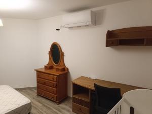 a bedroom with a desk and a mirror and a bed at El Hogar del Castañar - Alojamiento en El Tiemblo in El Tiemblo
