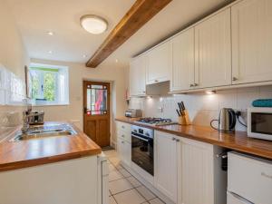 Dapur atau dapur kecil di 2 Bed in Portinscale SZ378