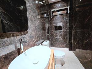 Ένα μπάνιο στο Nareswara Guest House +11 φωτογραφίες