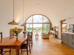 a kitchen and dining room with a table and chairs at 1 Bed in Rolvenden 76565 in Rolvenden
