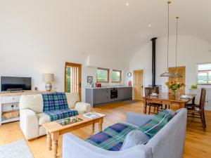 a living room with two couches and a table at 1 Bed in Rolvenden 76565 in Rolvenden