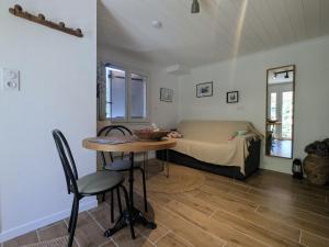 Katil atau katil-katil dalam bilik di Charmante maisonnette rénovée au bord de la Loire pour une escapade à deux - FR-1-582-536 +7 gambar