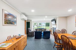 una sala de estar con una mesa y sillas en Village Green 10C, en Stowe 28 fotos más