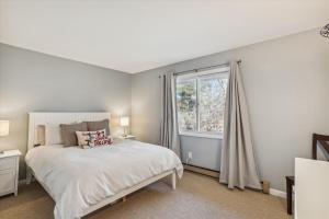 a bedroom with a bed and a window at Mountainview Condo #2 in Stowe