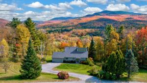 una vista de otoño de una casa en las montañas en Pinnacle Lookout, en Stowe