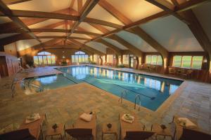 une grande piscine intérieure avec un grand plafond dans l'établissement Trapp Alpine Chalet, à Stowe Fork