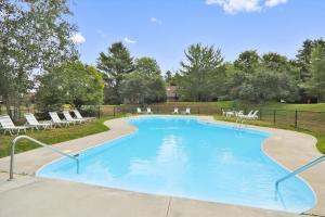a large swimming pool with chairs at Stowe Haven in Stowe