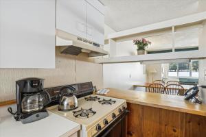 una cocina con estufa horno de arriba junto a un mostrador en Village Green 8D, en Stowe
