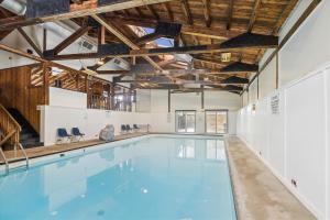 Πισίνα στο ή κοντά στο Mountainside Condo J201