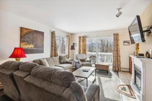 Μια τηλεόραση ή/και κέντρο ψυχαγωγίας στο Mountainside Condo J201