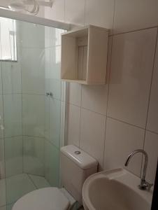a bathroom with a toilet and a shower and a sink at AP térreo-Rio das Ostras próx Enseada -Costazul in Rio das Ostras
