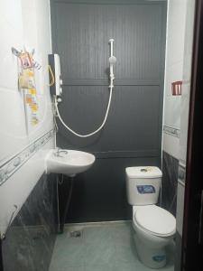 a bathroom with a white toilet and a sink at Hiwinwin Homestay Holiday in Chợ Phước Hải