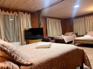 TV in/ali zabaviščno središče v nastanitvi Hostal Chumay