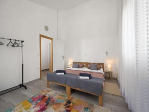 Giường trong phòng chung tại Modern Rscape with Pool +32 ảnh