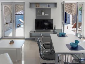 TV a/nebo společenská místnost v ubytování Apartments Petra